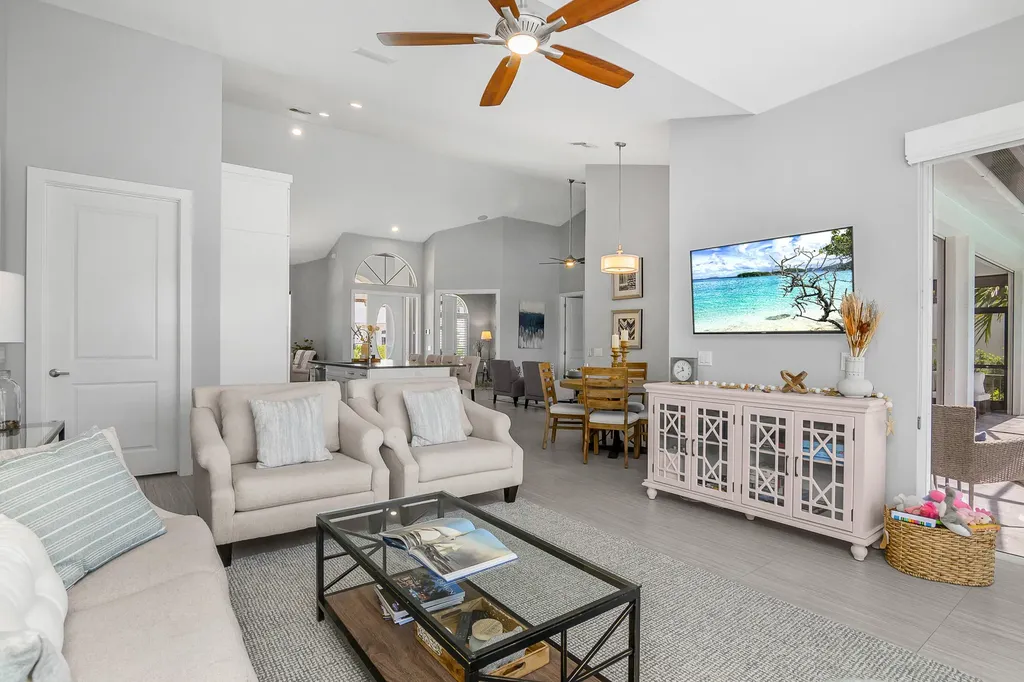 609 Crescent Marco Island FL 34145