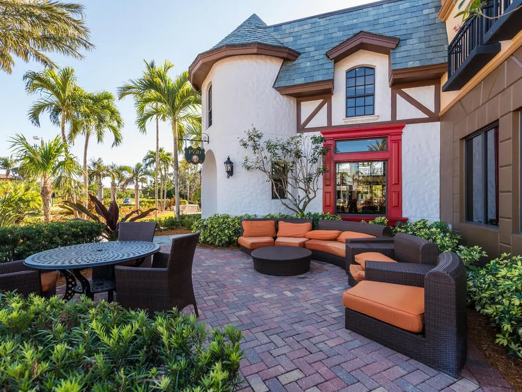 9146 Chula Vista Street Naples FL 34113