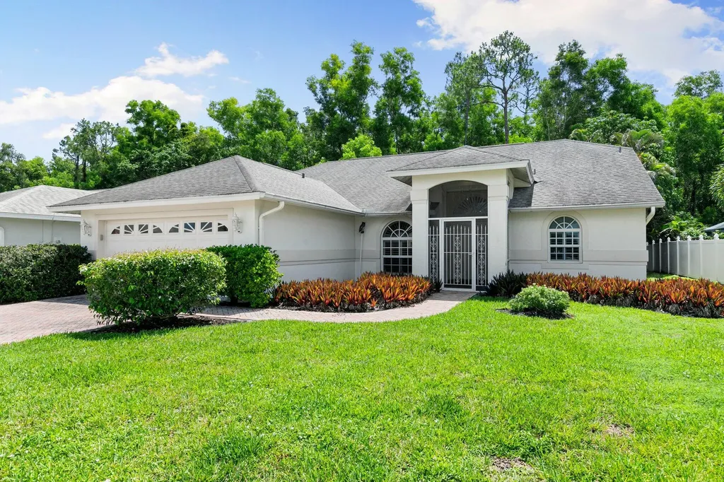 2052 Piccadilly Circus Naples FL 34112