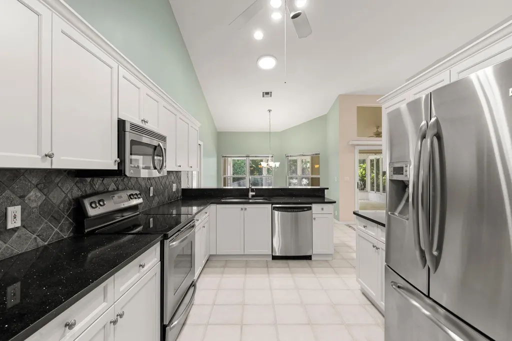 2052 Piccadilly Circus Naples FL 34112