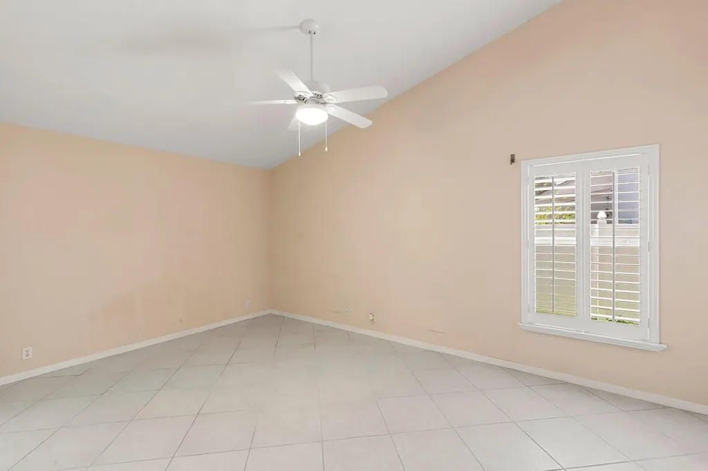 2052 Piccadilly Circus Naples FL 34112