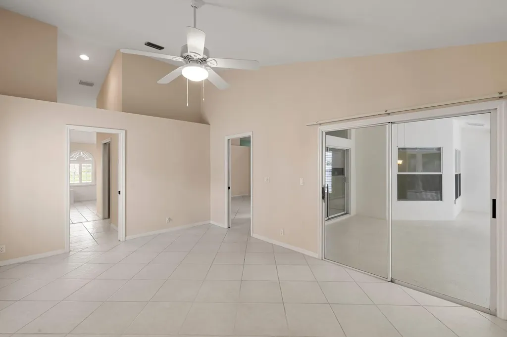 2052 Piccadilly Circus Naples FL 34112