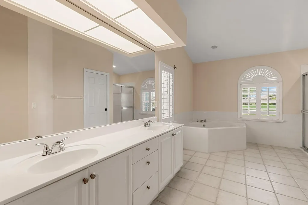 2052 Piccadilly Circus Naples FL 34112