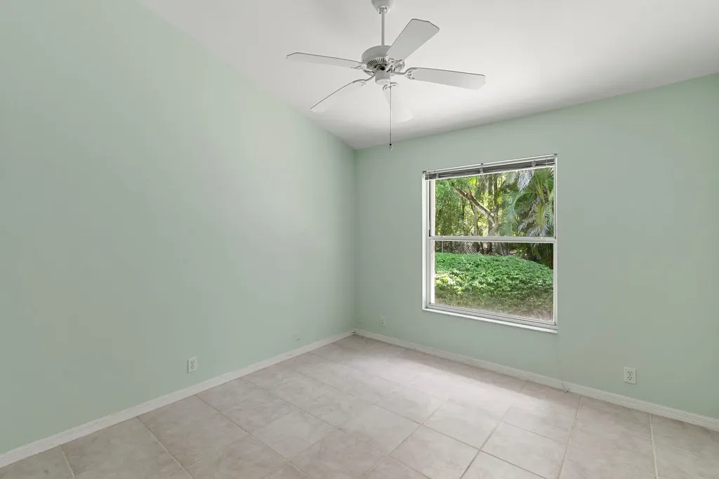 2052 Piccadilly Circus Naples FL 34112
