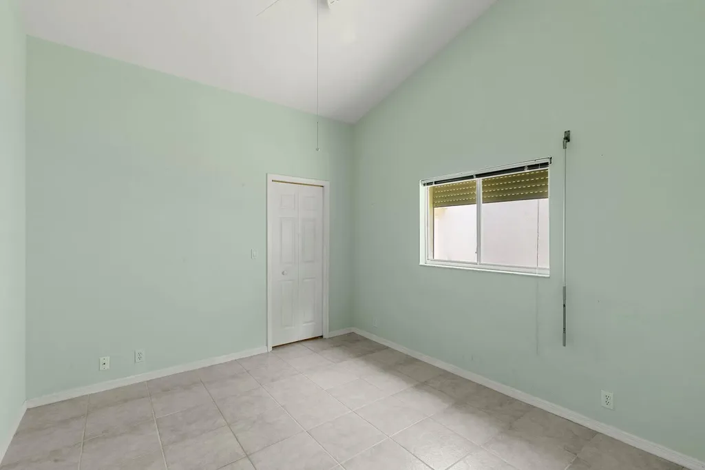 2052 Piccadilly Circus Naples FL 34112