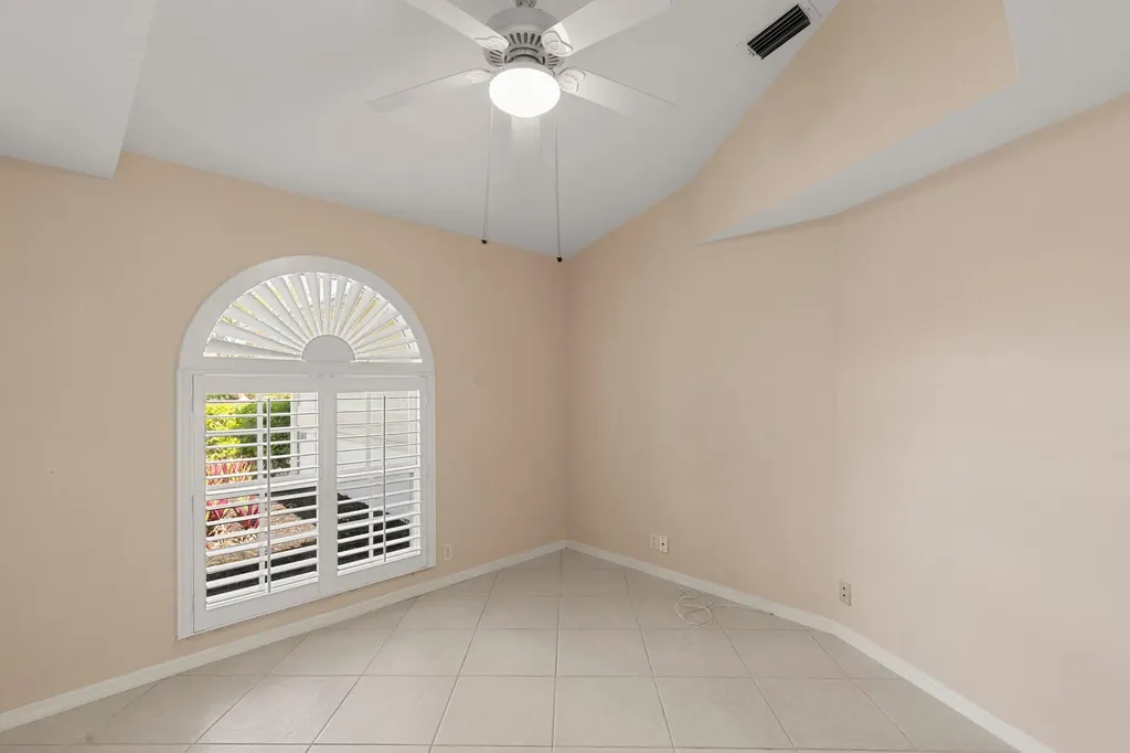 2052 Piccadilly Circus Naples FL 34112