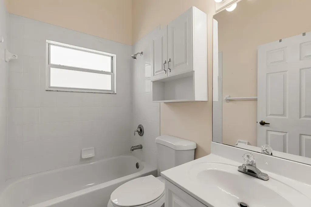 2052 Piccadilly Circus Naples FL 34112