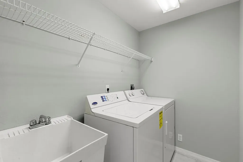 2052 Piccadilly Circus Naples FL 34112