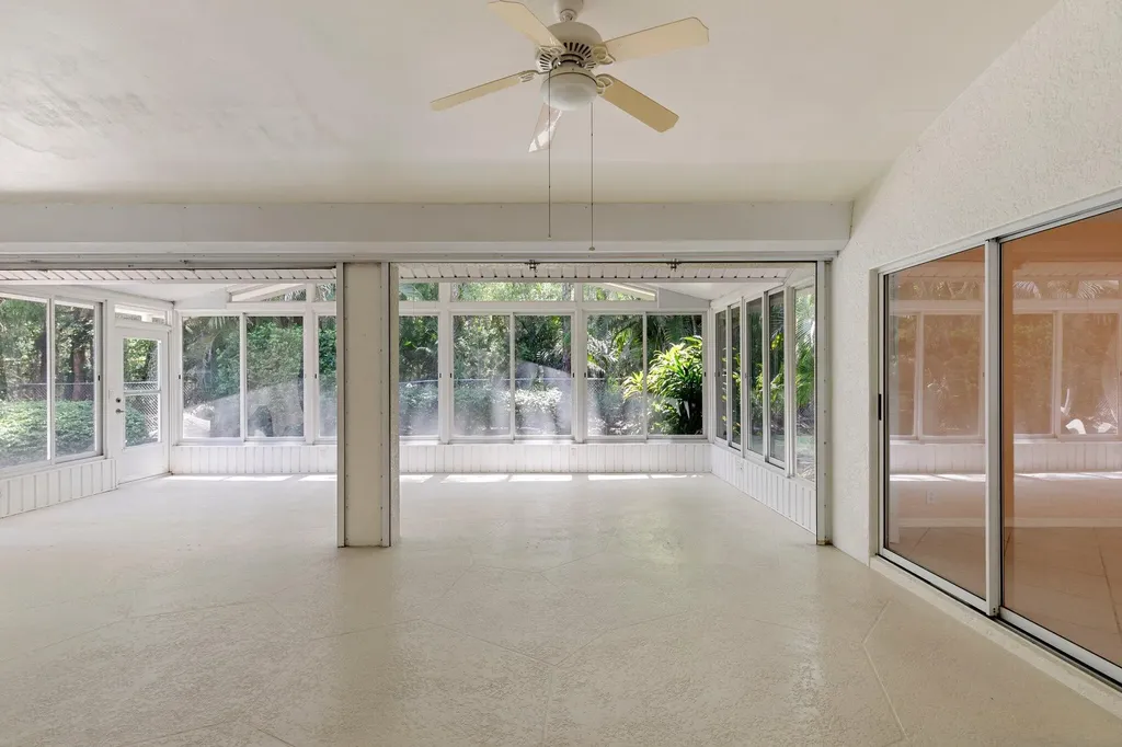 2052 Piccadilly Circus Naples FL 34112