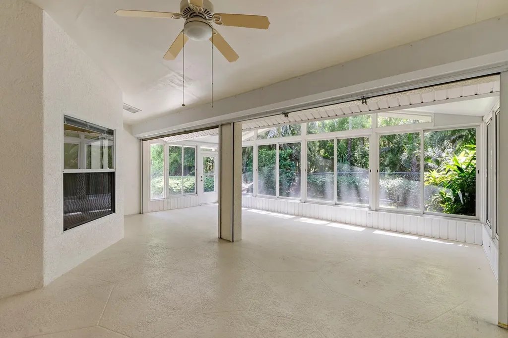 2052 Piccadilly Circus Naples FL 34112