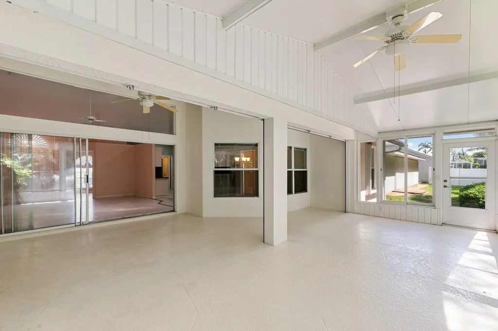 2052 Piccadilly Circus Naples FL 34112