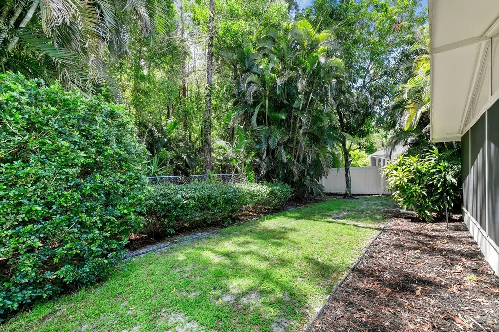 2052 Piccadilly Circus Naples FL 34112