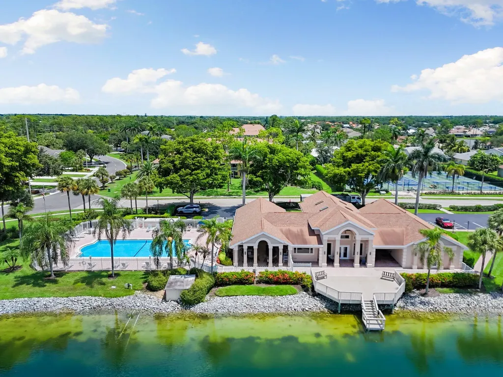 2052 Piccadilly Circus Naples FL 34112