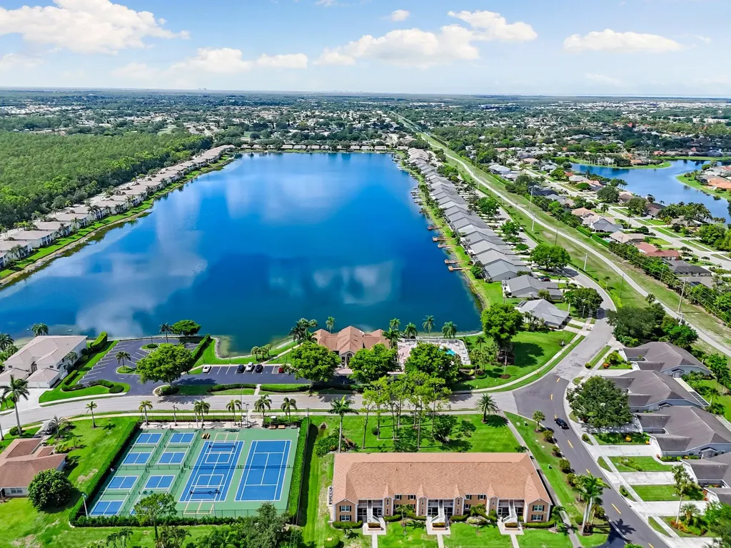 2052 Piccadilly Circus Naples FL 34112