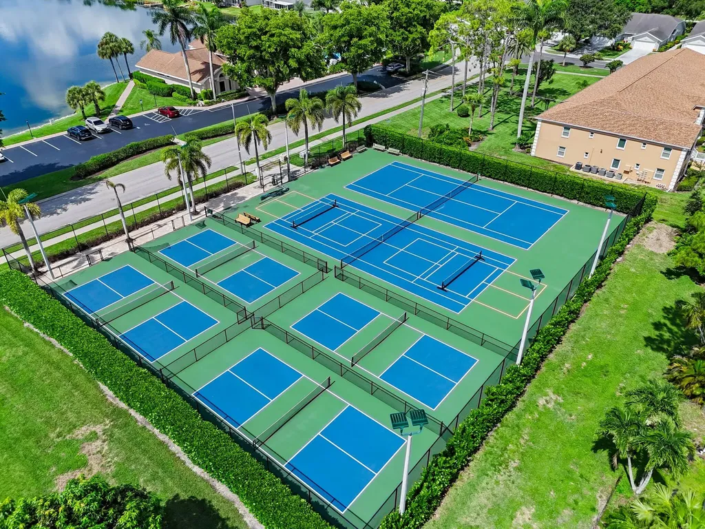 2052 Piccadilly Circus Naples FL 34112