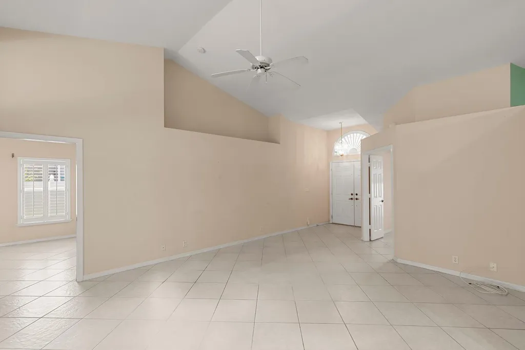 2052 Piccadilly Circus Naples FL 34112