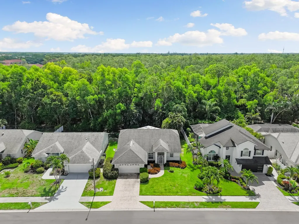 2052 Piccadilly Circus Naples FL 34112