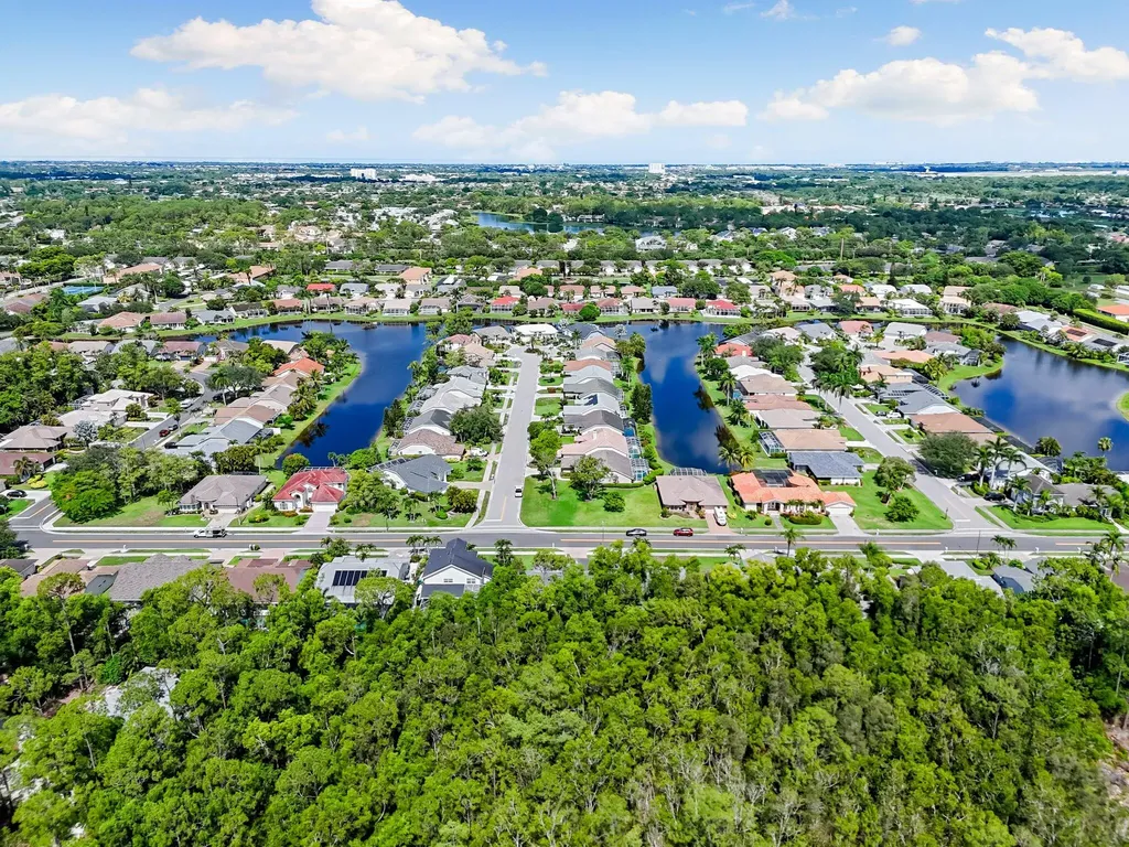 2052 Piccadilly Circus Naples FL 34112