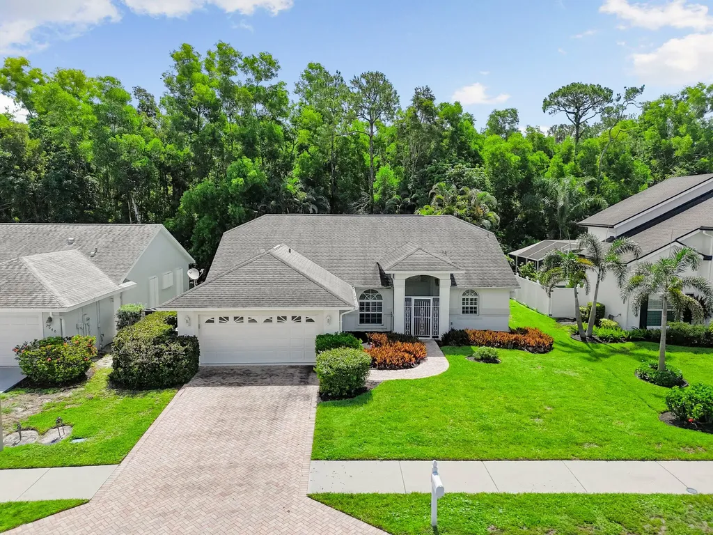 2052 Piccadilly Circus Naples FL 34112