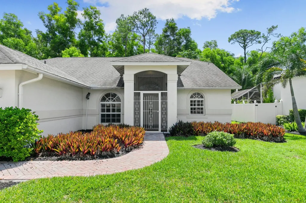 2052 Piccadilly Circus Naples FL 34112