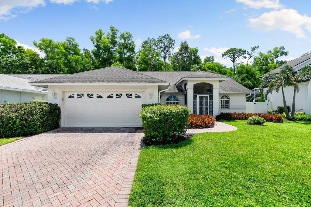 2052 Piccadilly Circus Naples FL 34112