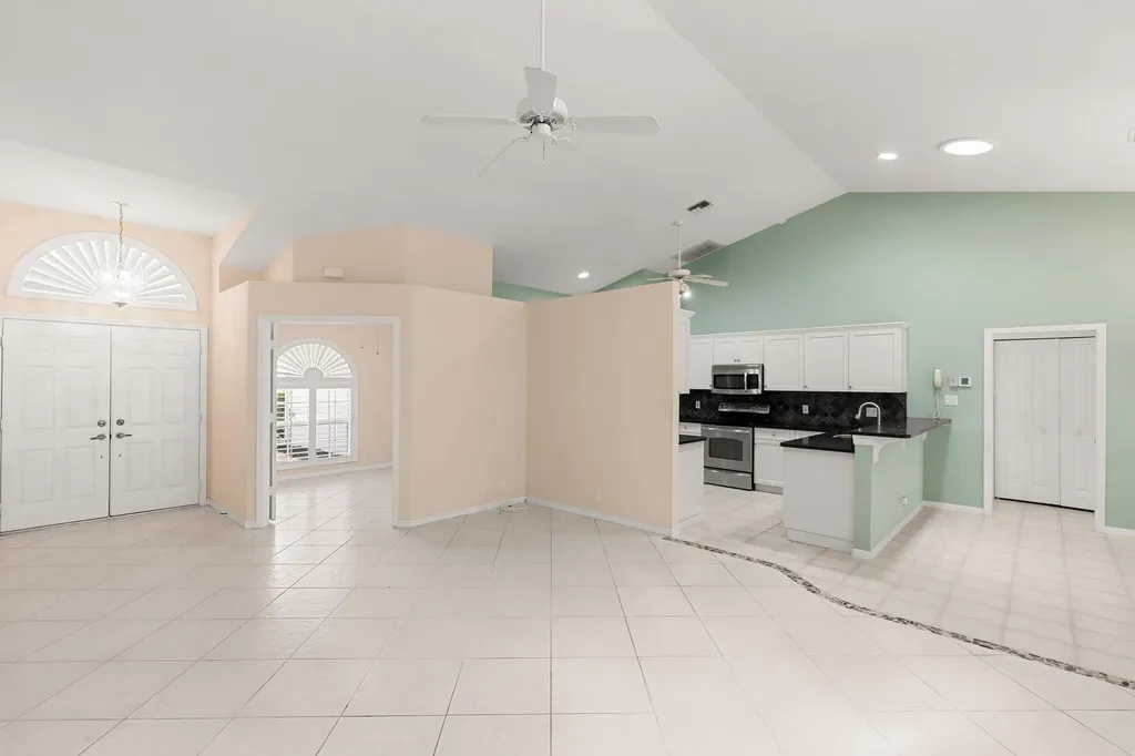 2052 Piccadilly Circus Naples FL 34112