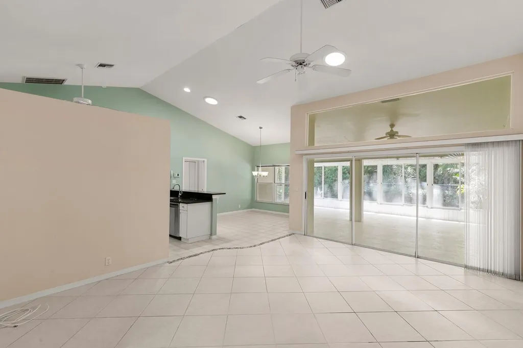 2052 Piccadilly Circus Naples FL 34112