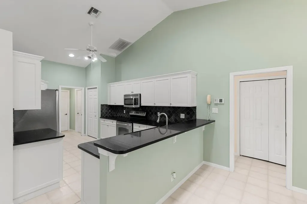 2052 Piccadilly Circus Naples FL 34112