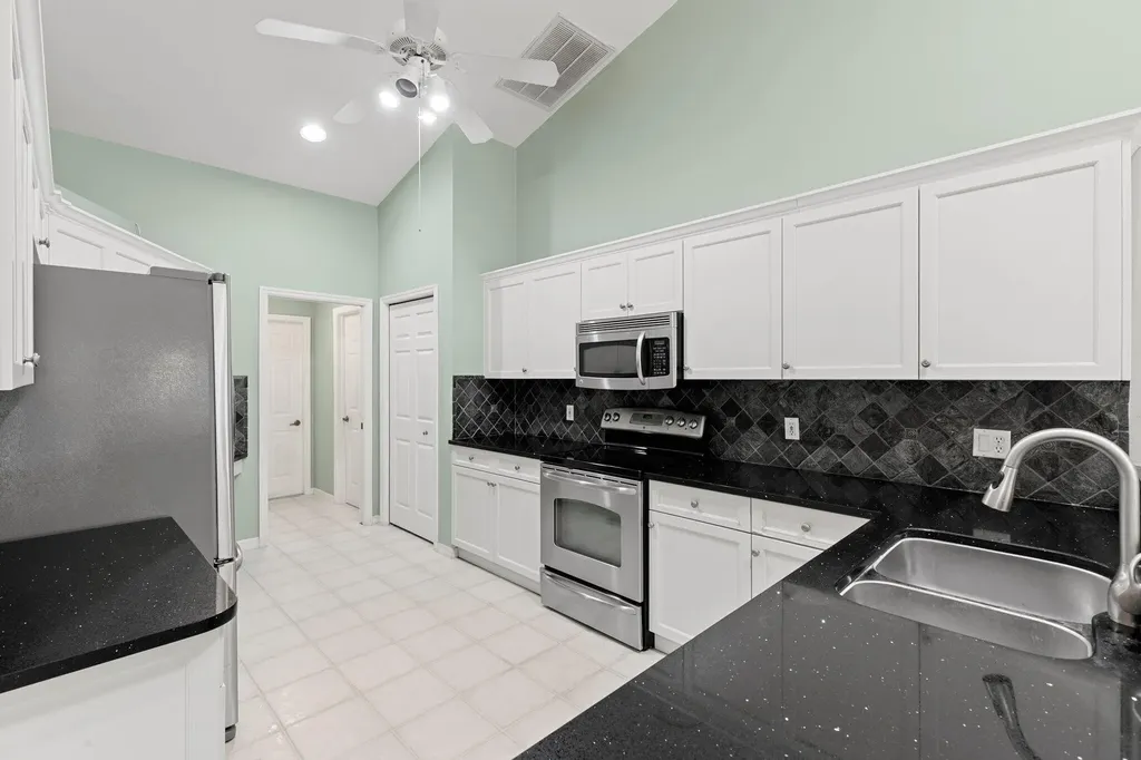 2052 Piccadilly Circus Naples FL 34112