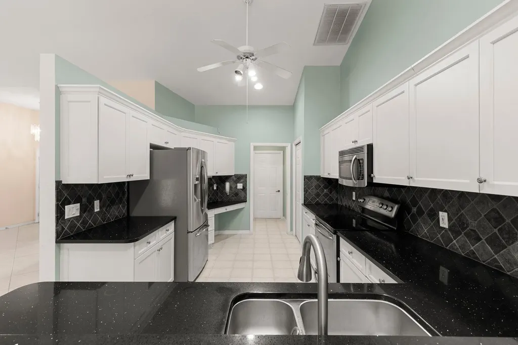 2052 Piccadilly Circus Naples FL 34112