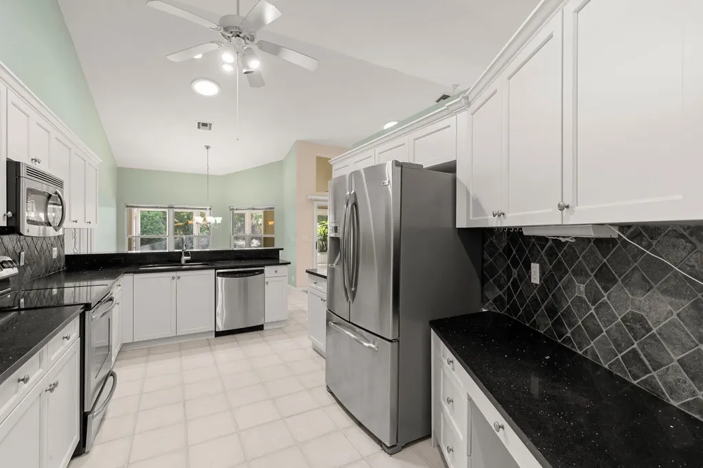 2052 Piccadilly Circus Naples FL 34112