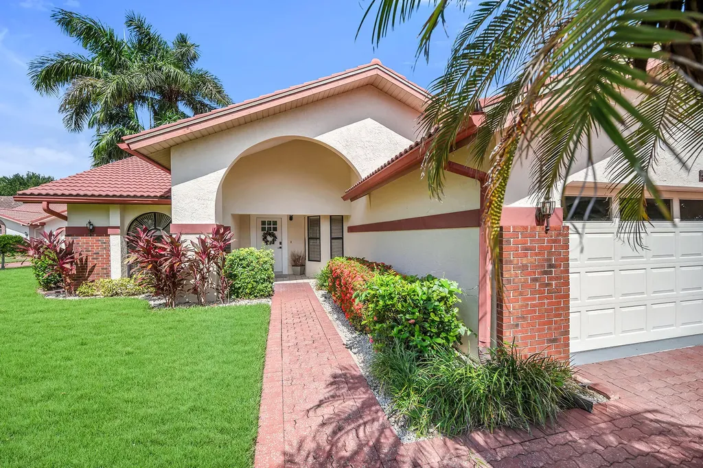 581 Country Walk Court Naples FL 34104