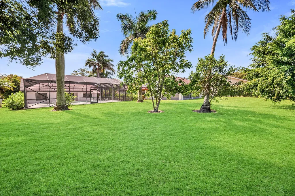 581 Country Walk Court Naples FL 34104