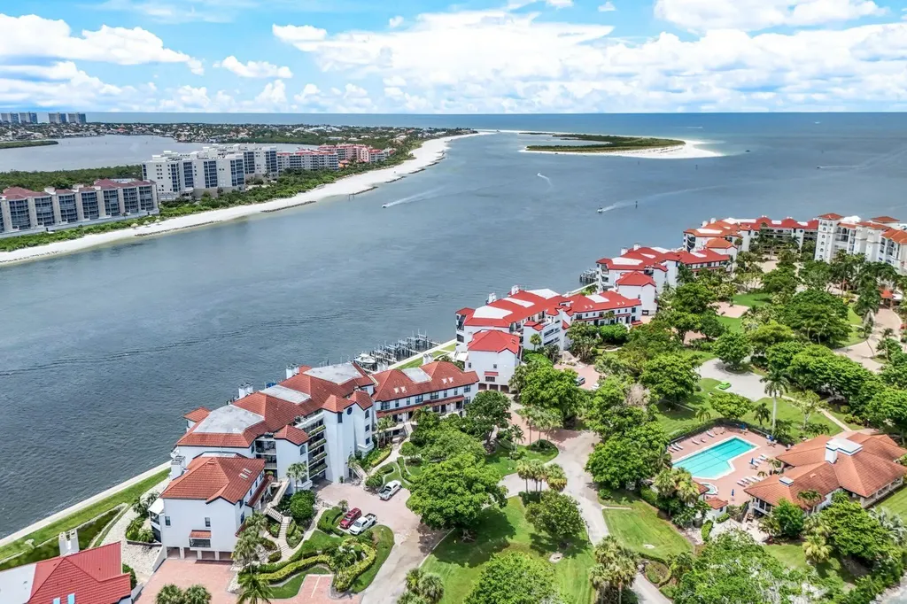 210 La Peninsula Boulevard Naples FL 34113