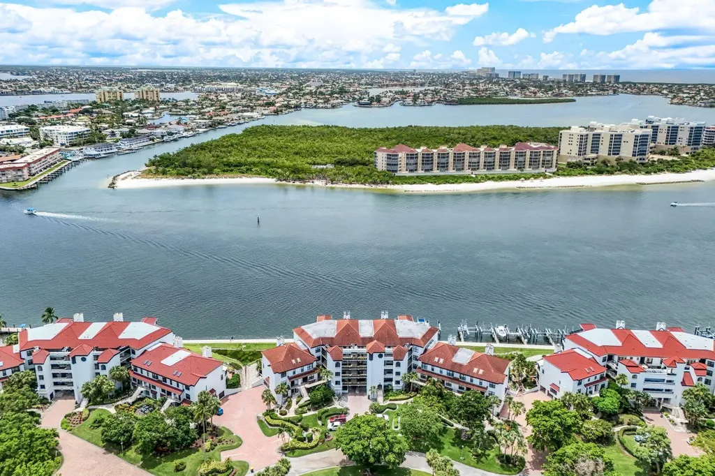 210 La Peninsula Boulevard Naples FL 34113