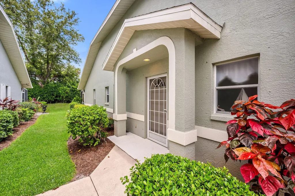 1724 Royal Circle Naples FL 34112