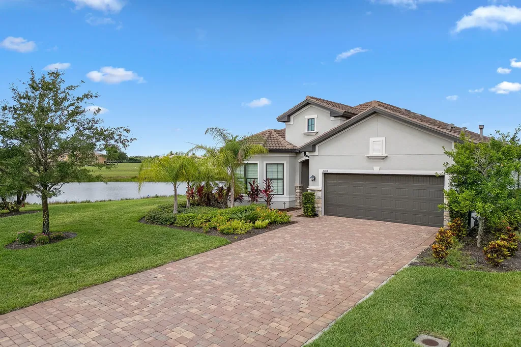 2703 Aviamar Circle Naples FL 34114