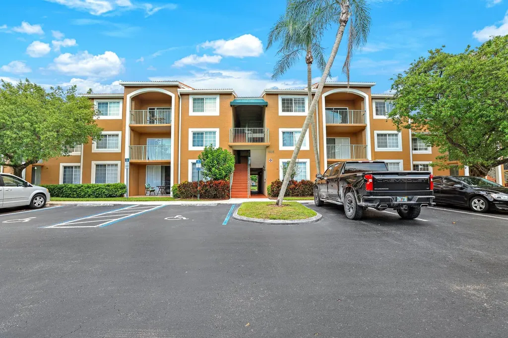 1205 Wildwood Lakes Boulevard Naples FL 34104