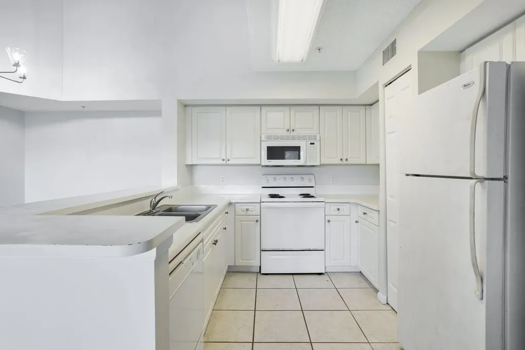 1205 Wildwood Lakes Boulevard Naples FL 34104