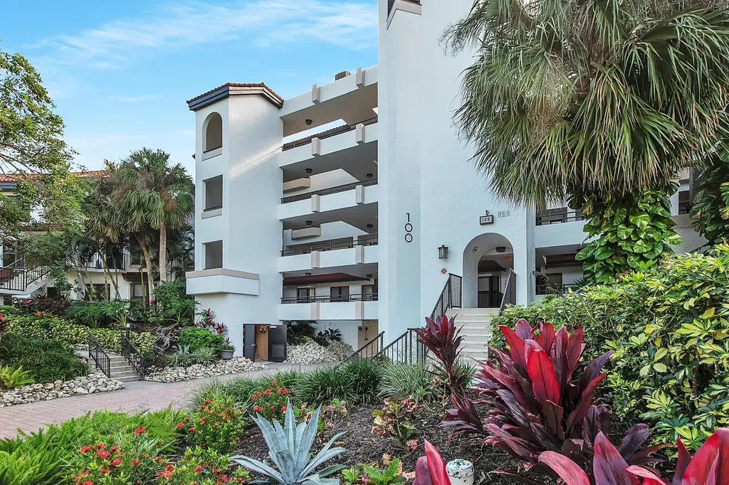 122 La Peninsula Boulevard Naples FL 34113