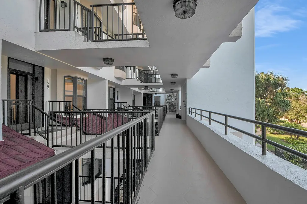 122 La Peninsula Boulevard Naples FL 34113