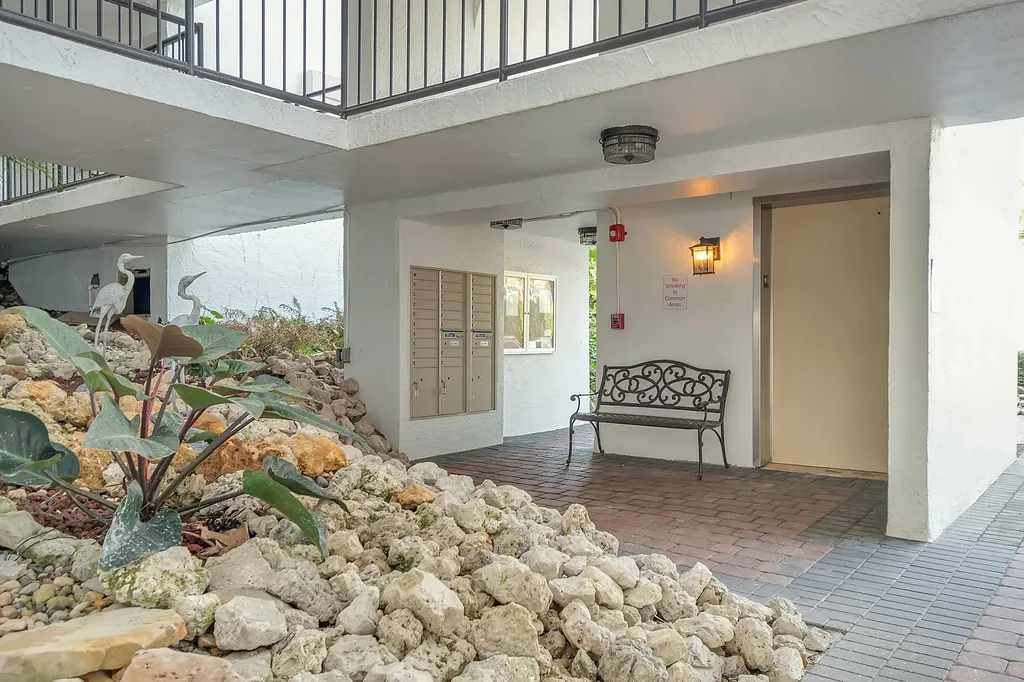 122 La Peninsula Boulevard Naples FL 34113