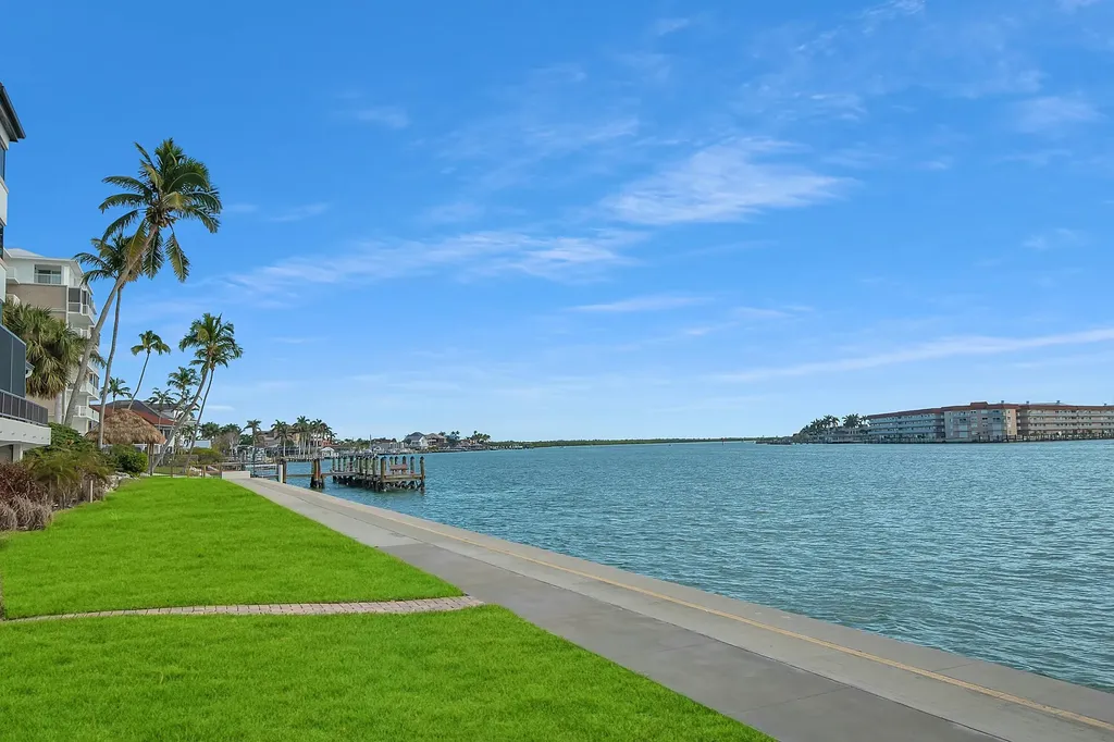 122 La Peninsula Boulevard Naples FL 34113