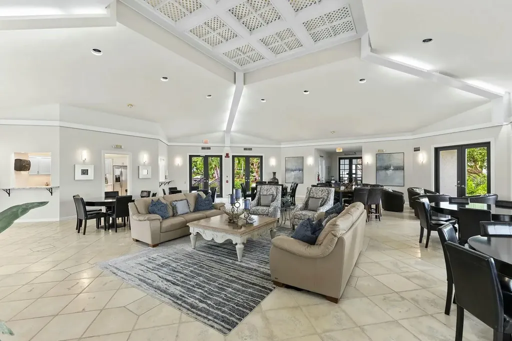 122 La Peninsula Boulevard Naples FL 34113