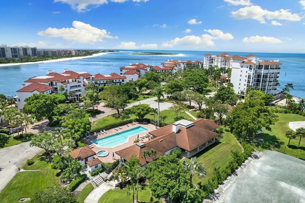 122 La Peninsula Boulevard Naples FL 34113