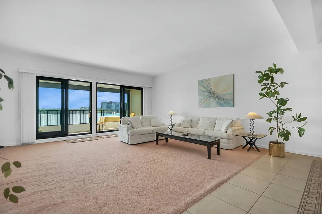 122 La Peninsula Boulevard Naples FL 34113