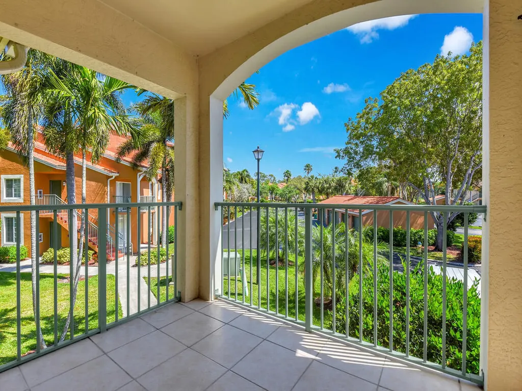 1180 Wildwood Lakes Boulevard Naples FL 34104