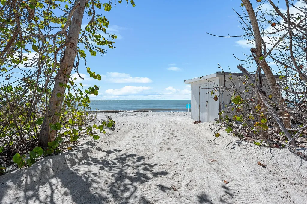 10455 Keewaydin Naples FL 34113