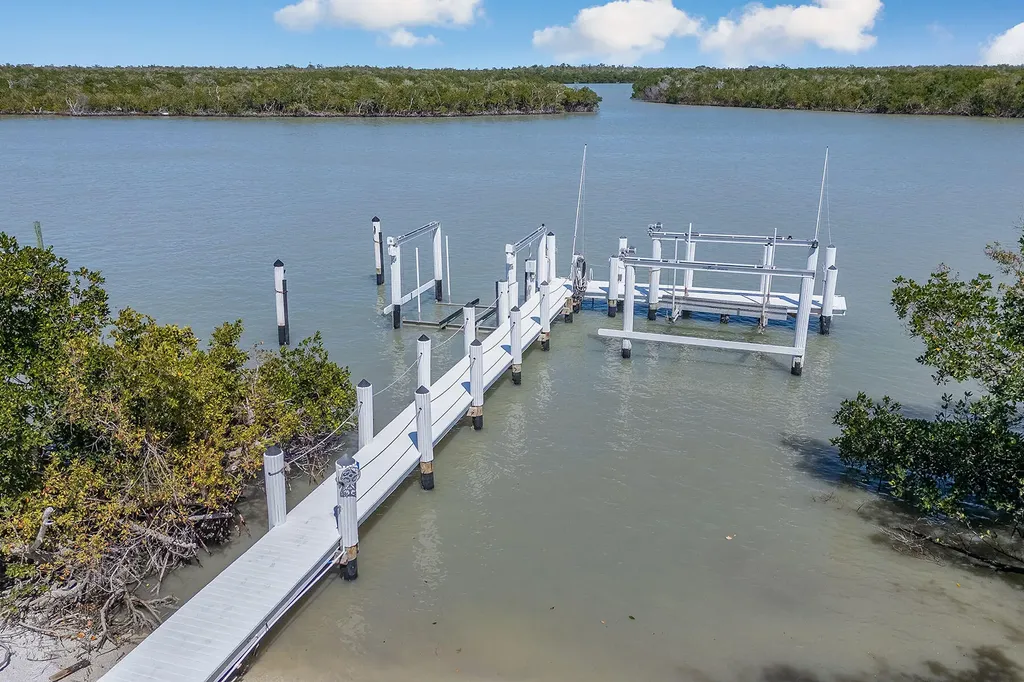 10455 Keewaydin Naples FL 34113