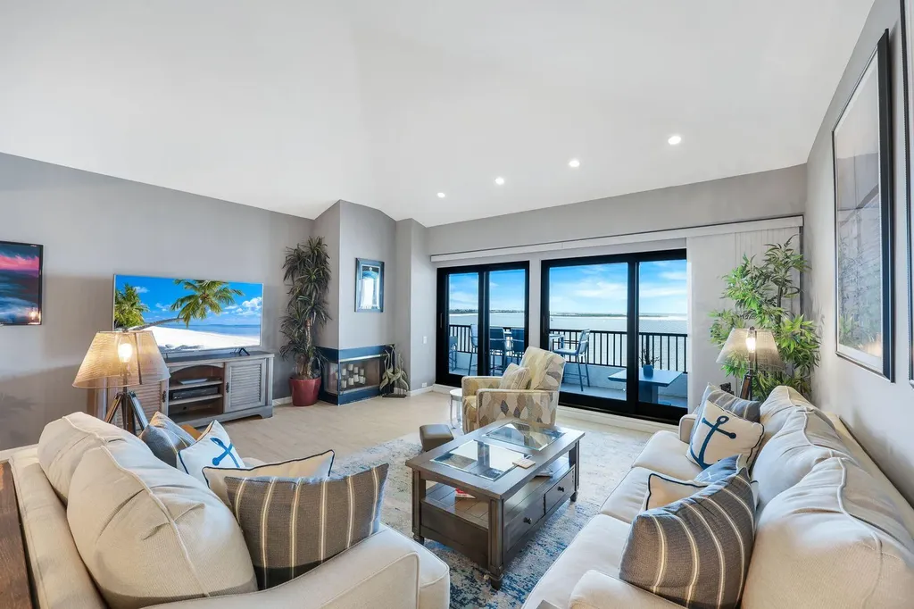 642 La Peninsula Boulevard Naples FL 34113